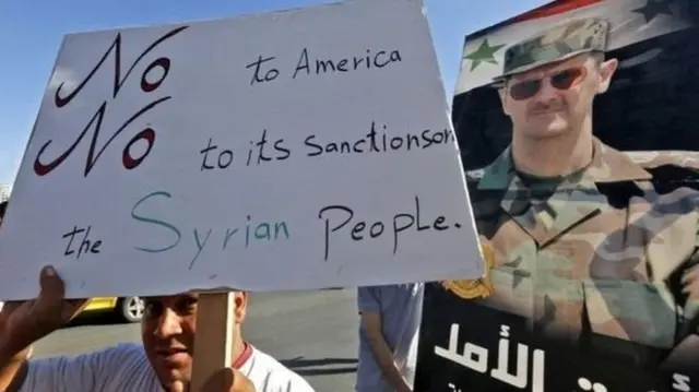 تظاهرات دولتی در سوریه با شعارهای "نه به آمریکا، نه به تحریم‌ها، مردم سوریه" در زمان اجرای تحریم‌های سزار