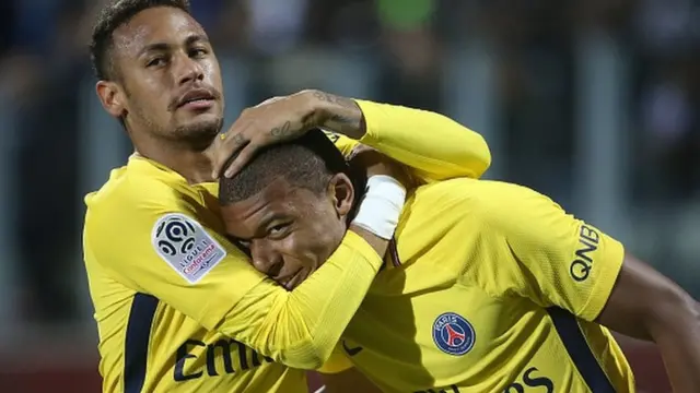 Neymar akimkumbatia Mbappe baada ya kufunga bao