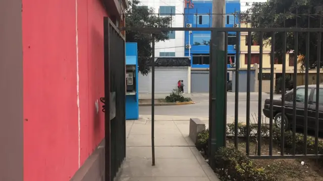 Fierro en medio de una reja