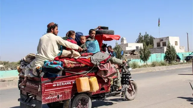 بیجاشدگان داخلی در حال خروج از نادعلی ولایت هلمند در جریان جنگ جاری میان نیروهای دولت و گروه طالبان