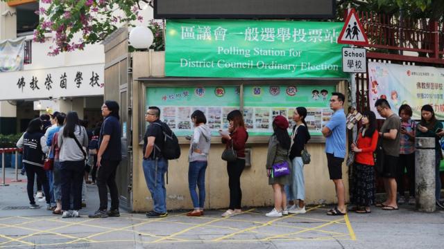 2019年香港區議會選舉元朗雞地一處投票站外選民排隊等候進入（24/11/2019）