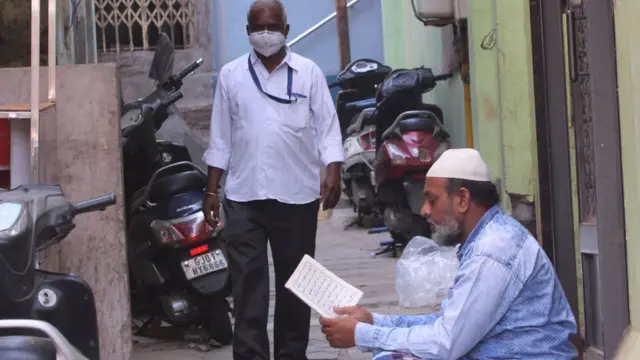 રમજાન મહિના દરમિયાન સોશિયલ ડિસ્ટન્સિંગને પર લોકો ધ્યાન આપીને મસ્જિદ જવાનું ટાળી રહ્યા છે.