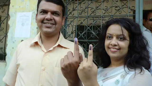 বিজেপি নেতা দেভেন্দ্র ফাডনবিশ এবং তার স্ত্রী। নির্বাচনে ভোট দেয়ার পর তোলা ছবি।