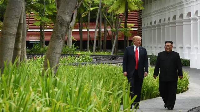 1차 회담에서 오찬 후 함께 산책한 북미 정상