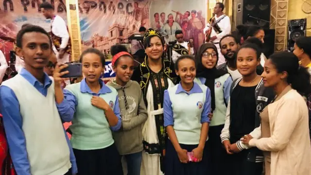 ተምሃሮ ኣብያተ ትምህርቲ ቃላሚኖ: ኒኮላስ: መርሃጥበብን ሸባ ኣካዳሚን ምስ ፍረወይኒ