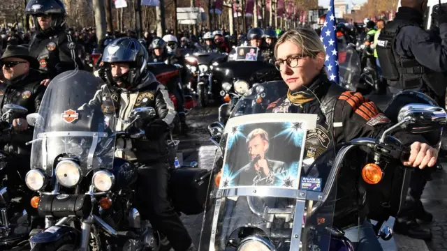 Байкеры сопровождают гроб с телом Джонни Холидея