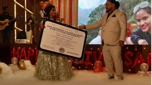 धर्मेंद्र अनीजा पत्नीसह