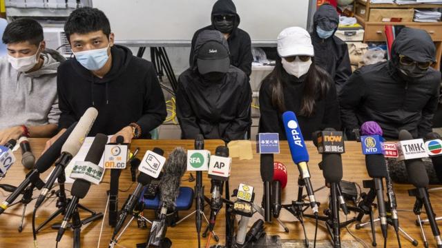 12名港人的家属多次召开记者会，要求香港当局给予帮助。