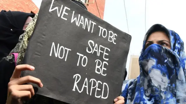 પ્રદર્શન કરતી યુવતીઓ