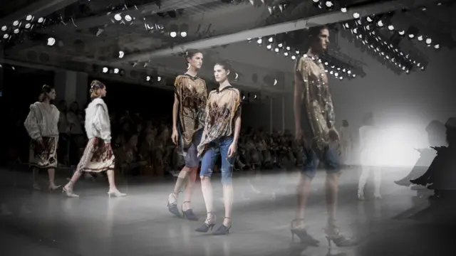 来自巴黎的设计师毕业于伦敦圣马丁，与杰瑞米·斯科特（Jeremy Scott）一同工作过的Faustine Steinmetz的设计作品全部手工制作完成。