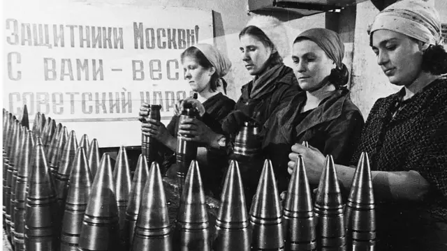 দ্বিতীয় বিশ্বযুদ্ধের সময় একদল সোভিয়েত নারী ১৯৪১ সালে মস্কোর লড়াইয়ে সহায়তা করছেন।