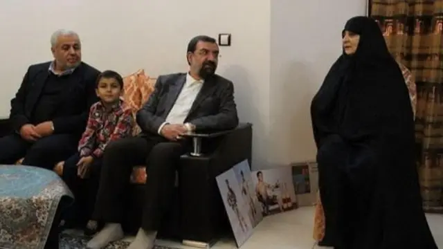 دیدار محسن رضایی با خانواده احمد متوسلیان. قاسم میرزایی نیکو می گوید رضایی مانع مبادله رئیس بوده شده دانشگاه آمریکایی بیروت با متوسلیان شد