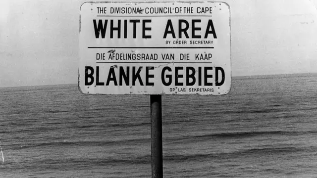 দক্ষিণ আফ্রিকায় আ্যাপারথাইডের সময় একটি বিচে পোস্টার - শুধু শ্বেতাঙ্গরা এখানে ঢুকতে পারবে