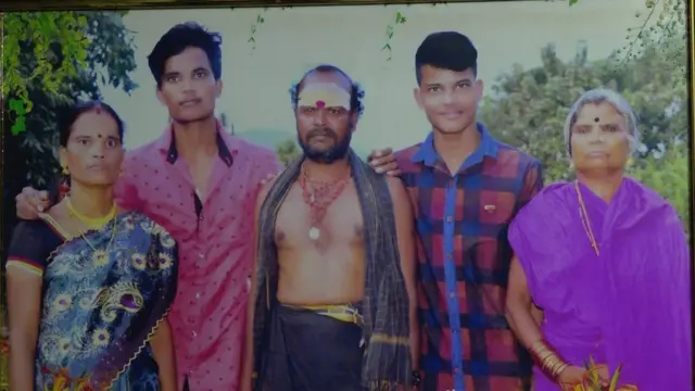 భవానీ కుటుంబ సభ్యులు