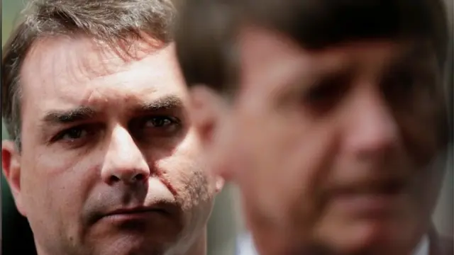 Flávio Bolsonaro com Jair Bolsonaro à frente