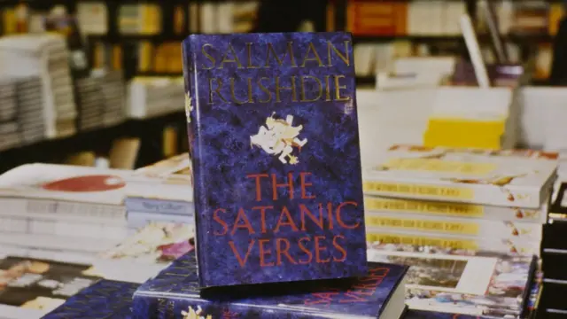 Exemplaires du roman de Salman Rushdie, Les Versets sataniques, en vente au Royaume-Uni, vers 1988.