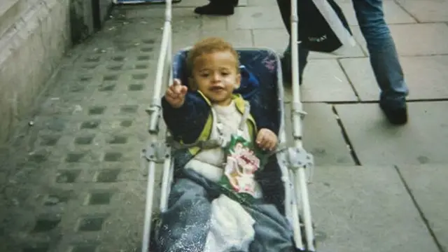 Ashley quando era criança, num carrinho de bebê