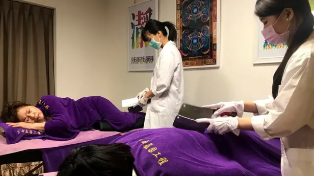 массаж алып жаткан аялдар