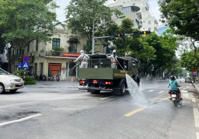 Khử trùng đường phố ở Hà Nội, Việt Nam vào ngày 26 tháng 7 năm 2021