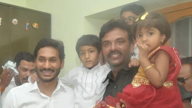 మిత్రుడు నిసార్‌తో జగన్