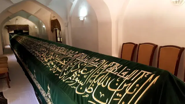 सेंट डैनियल के ताबूत की लंबाई 18 मीटर क्यों है, इसके बारे में यहाँ के लोग कई तरह के किस्से सुनाते हैं.