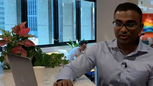 래쉬 찬드란은 자신을 '금융 교육자'로 묘사했다