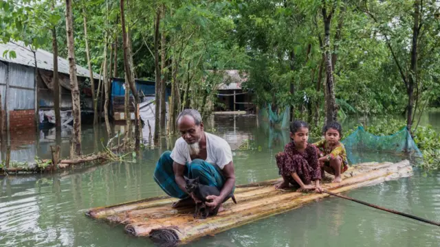 সিলেটে এবার ভয়াবহ রকমের বন্যা হয়েছে।