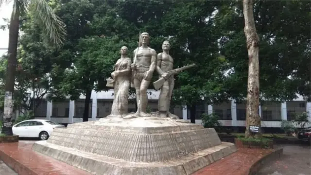 কলা ভবনের সামনে অপরাজেয় বাংলাদেশ