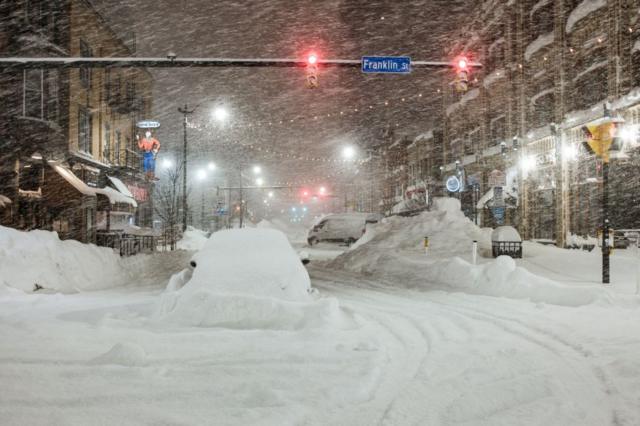 مشهد من مدينة بوفالو في نيويورك في أثناء موجة طقس شديدة البرودة
