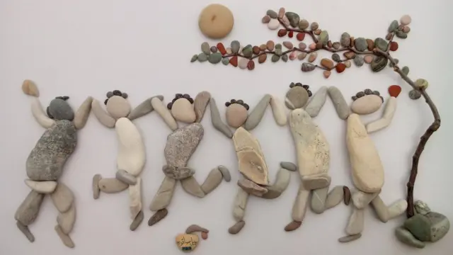 Dhagxaan uu ka sameeyay caruur ciyaaraya