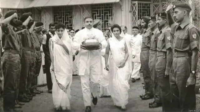 कर्नल तारापोर की अस्थियों के साथ उनकी बेटी ज़रीन (बाएं) और पत्नी दाहिनी ओर