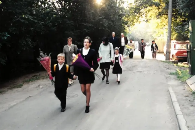 Ирина Сафронова ведет брата Ивана в первый класс