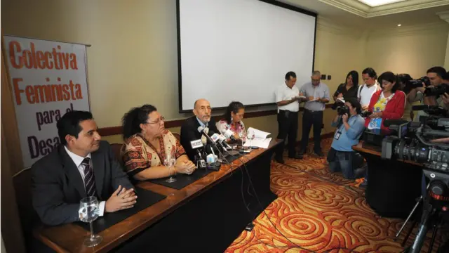 Organizaciones sociales presentaron 300.000 firmas el 22 de abril de 2015 para pedir la despenalización del aborto.