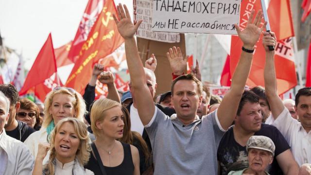 قاد زعيم المعارضة الروسية والمدون أليكسي نافالني سلسلة مسيرات ومظاهرات تطالب بالإصلاح السياسي