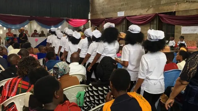 Hawa wanaonyesha vitu walivyotengeza ikiwemo keki