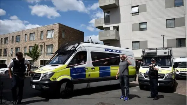 ইস্ট লন্ডনের বিভিন্ন ফ্ল্যাটে তল্লাাশি অভিযান চালাচ্ছে পুলিশ