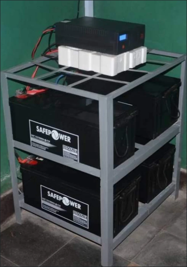 Four batteries for di solar panel.