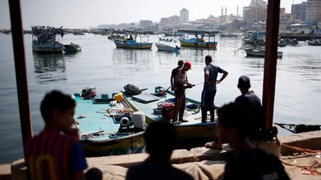 قللت إسرائيل مدى حركة الصيادين الفلسطينيين إلى ثلاث نقاط بحرية