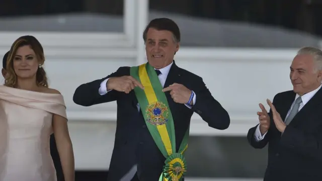 Bolsonaro emlampions bets tirinhaposse, ao lado da mulher Michelle e do antecessor, Michel Temer