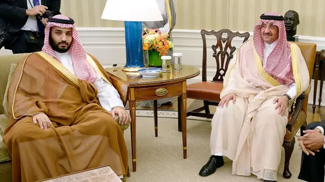 मोहम्मद बिन नायेफ (दायाँ) र मोहम्मद बिन सलमान (बायाँ), सन् २०१५