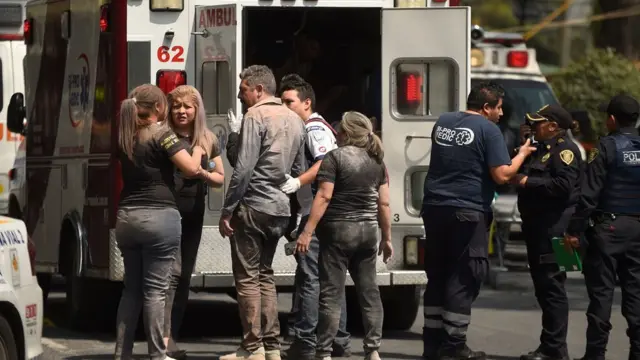 मलबे से निकले लोग