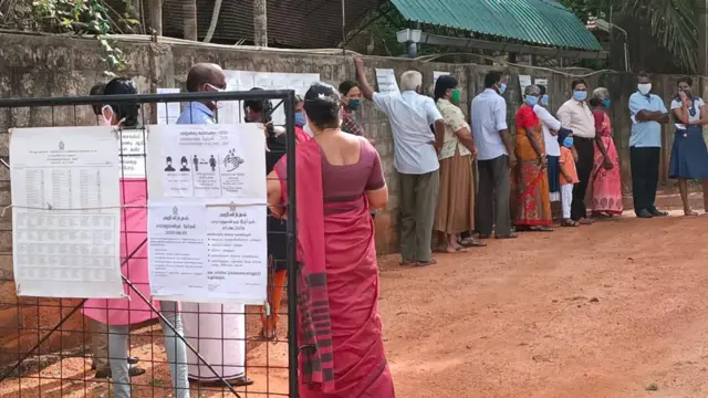 ඡායාරූප: ඡන්දය ප්‍රකාශ කිරීමට වවුනියාවේ ජනතාව පැමිණීම