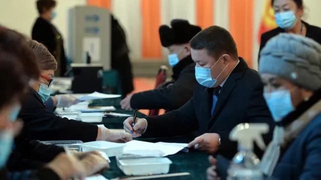 Президенттин милдетин аткаруучу Талант Мамытов Бишкектеги «Белек» маданий-оюн-зоок борборунун имаратындагы № 1053 шайлоо участогунда добуш берди.