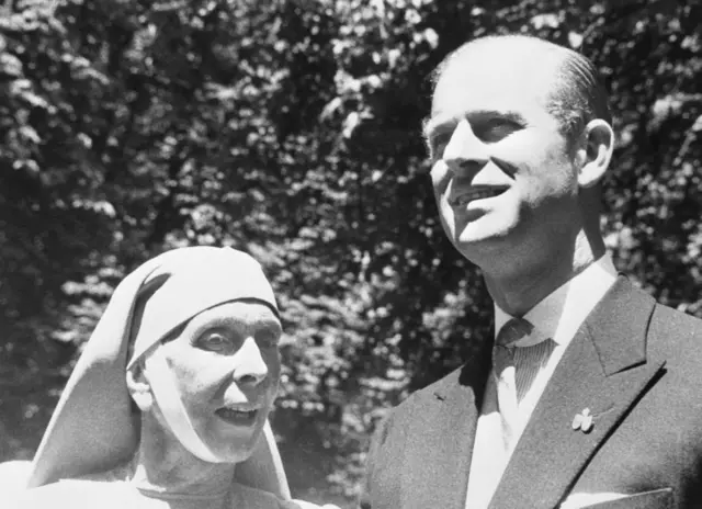 Принцесса Алиса со своим сыном, принцем Филипом в 1957 году