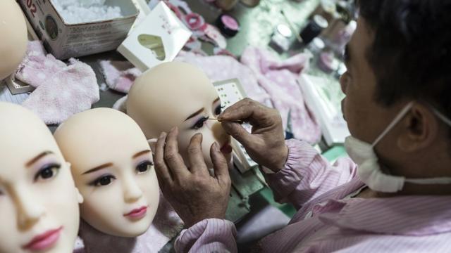 中国广东的一家工厂正在生产性爱娃娃。