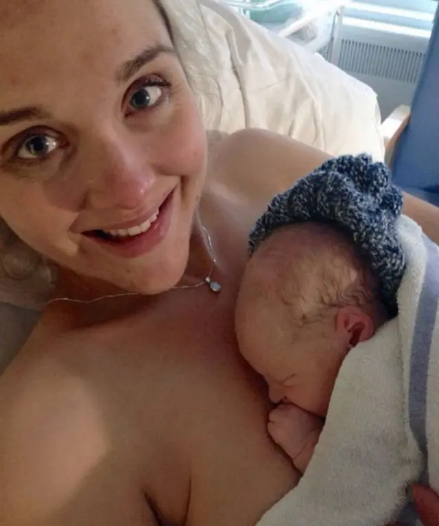 Елль з немовлям на руках