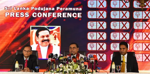 බැසිල් රාජපක්ෂ, ශ්‍රී ලංකා පොදුජන පෙරමුණේ සභාපති මහාචාර්ය ජී. එල් පීරිස් සහ එහි මහ ලේකම් සාගර කාරියවසම් සමග ප්‍රවෘත්ති සාකච්ඡාවකට එක් වෙමින්