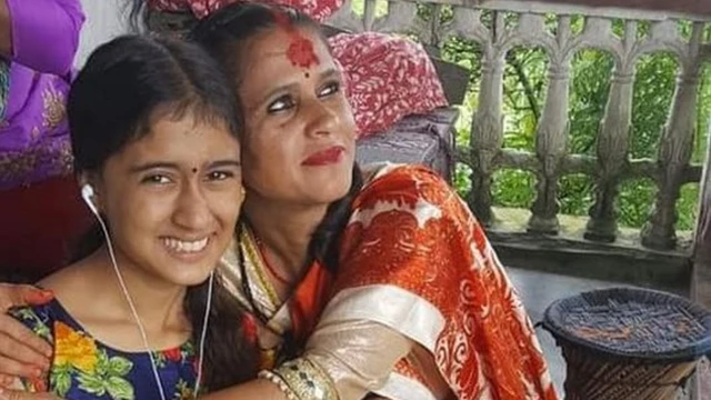 रचना रिमाल र उनकी आमा कमला।