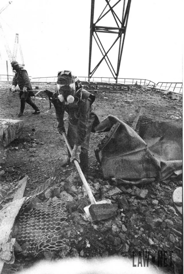 Los soldados con trajes protectores poco fiables limpian el techo de la tercera unidad de potencia.