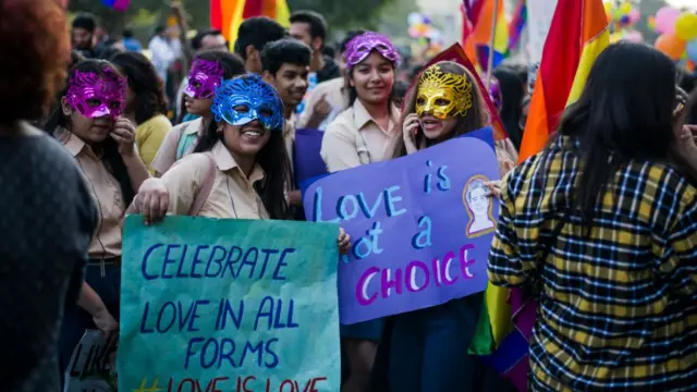 સમલૈંગિકતા પર સુપ્રીમ કોર્ટના નિર્ણય બાદ ઉજવણી કરતા લોકો